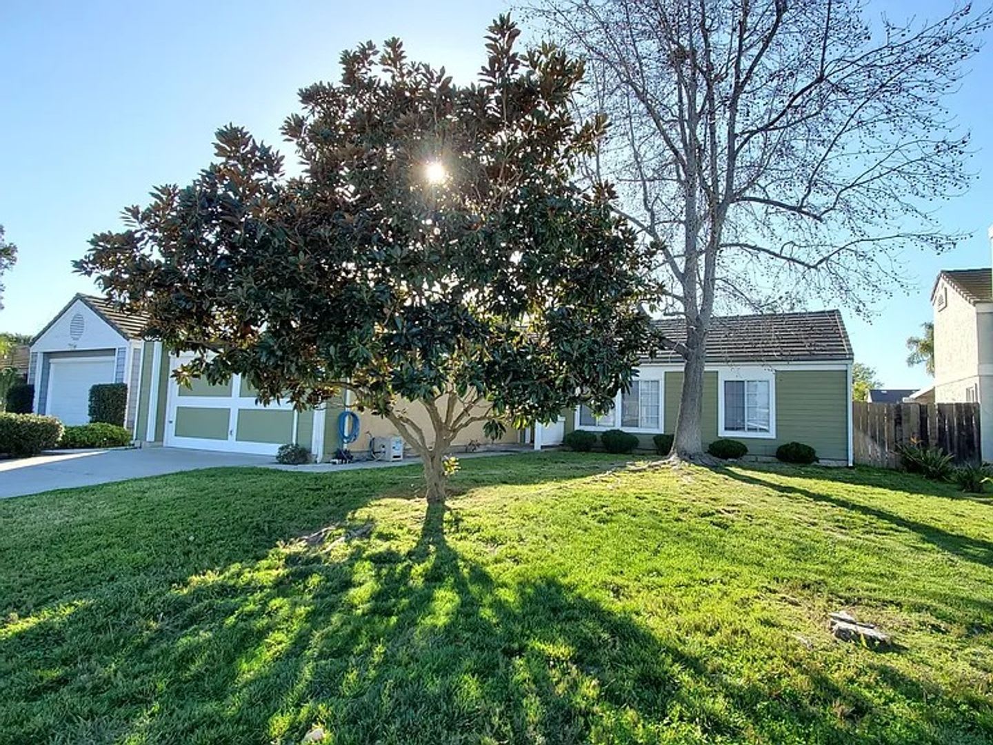 Move in Ready, single story 3 Bed / 2 Bath with Huge Backyard! – photo 1