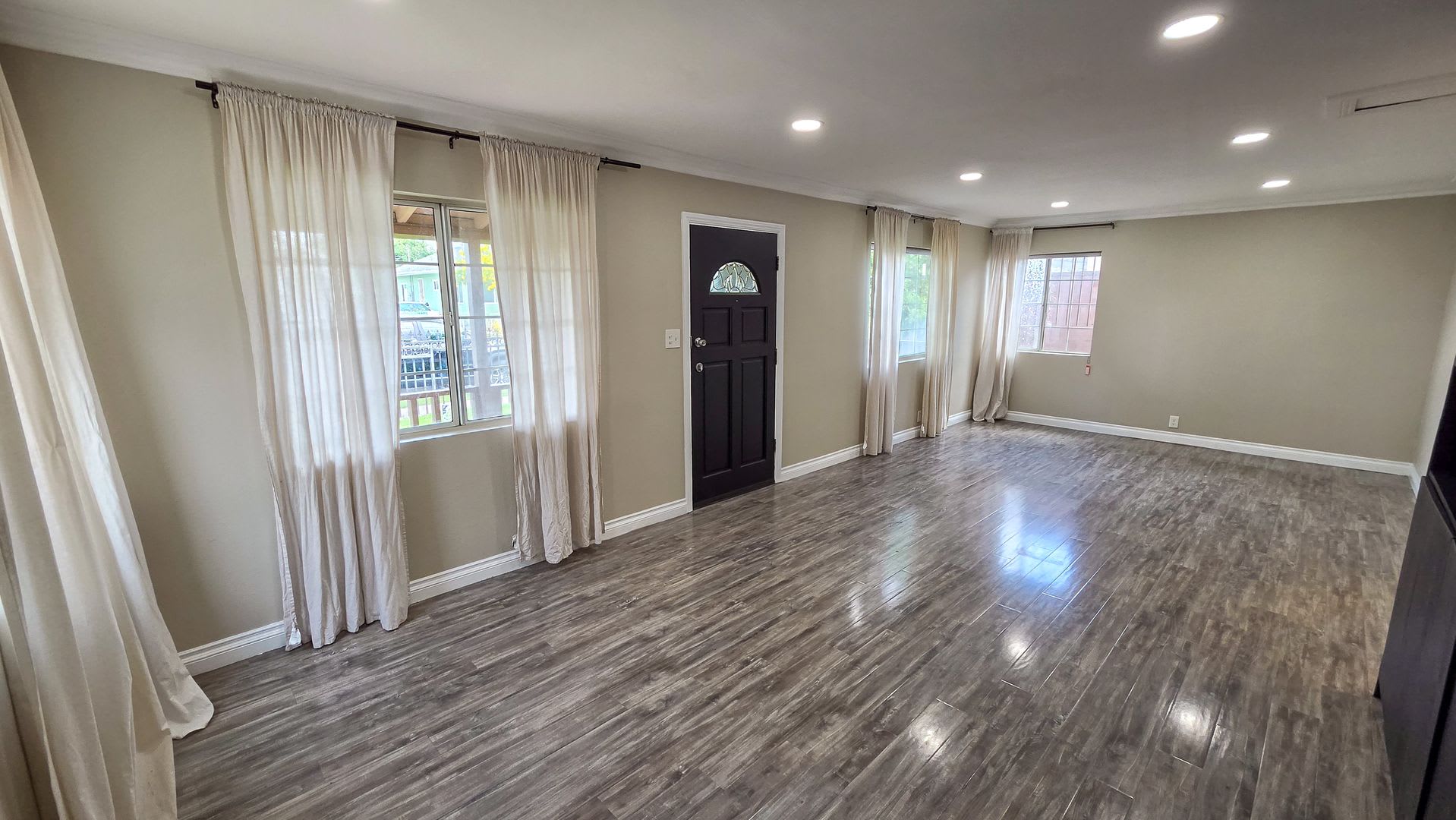 5 Bed 3 Bath House Available Now! – photo 3