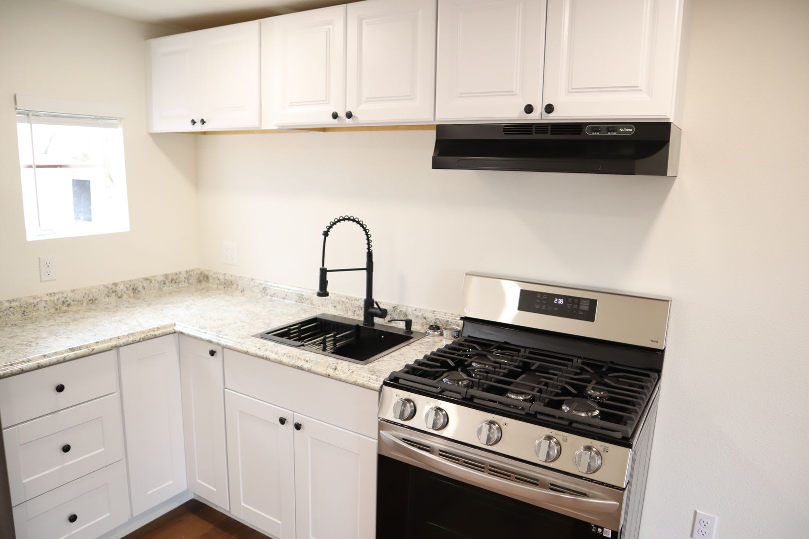 Fully Renovated, Cozy, and In Town!!! – photo 4