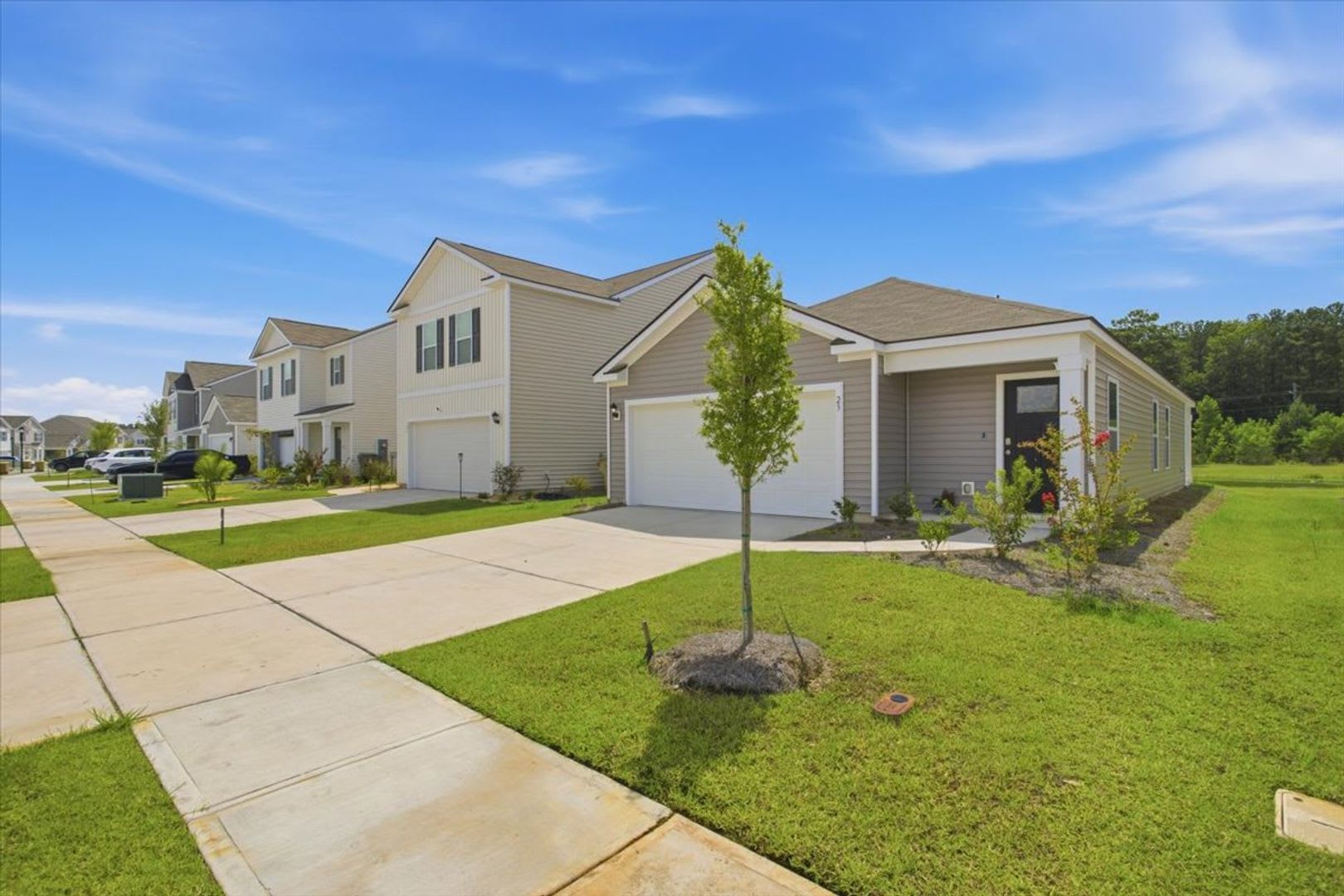3 Bedrooms 2 Bathrooms 2 Car Garage Pet Friendly – photo 1