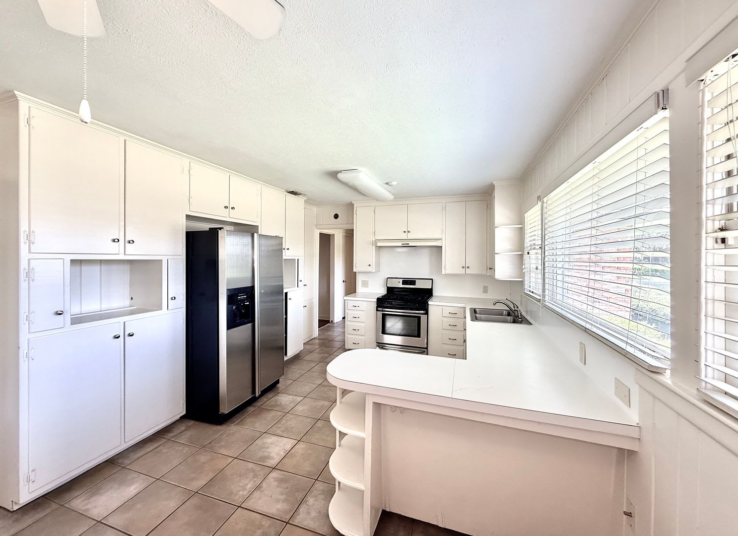 Spacious 3 bed 3 bath Home in Jefferson Place Subdivision – photo 4