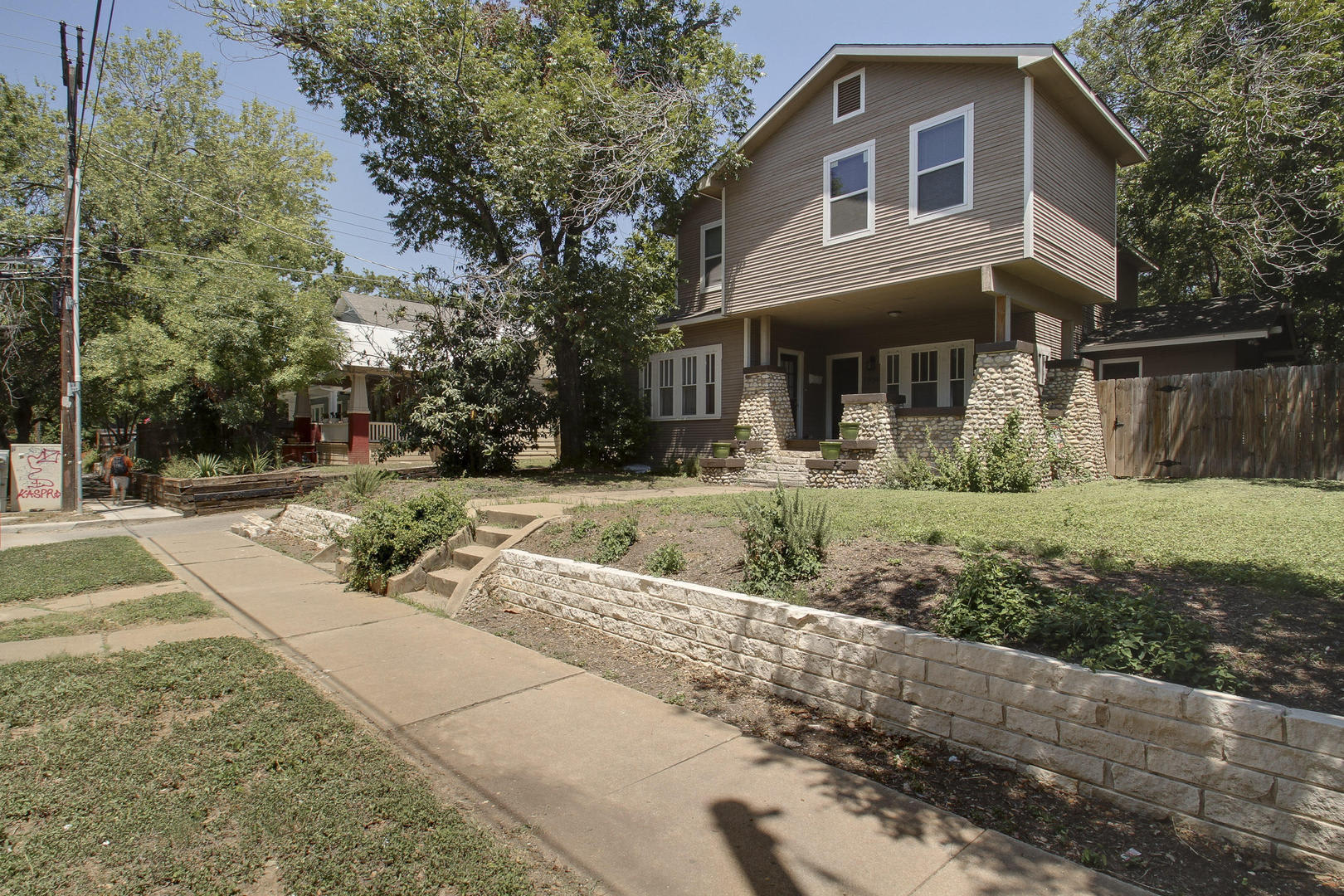 UT PRE-LEASE: West Campus / Walking Distance to UT – photo 3