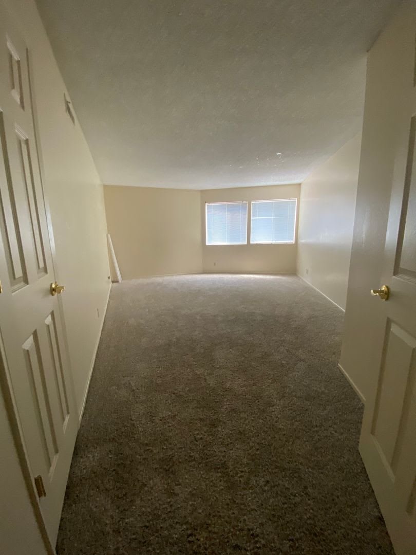 Rare Complex located conveniently behind Round Hill Square in walking distance to the Lake. – photo 4