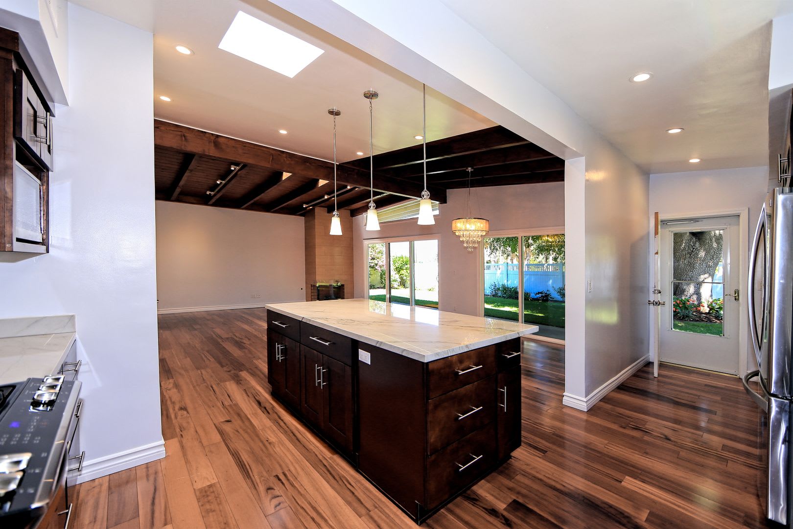 4 Bedrooms/3 Bathrooms in Encino – photo 3