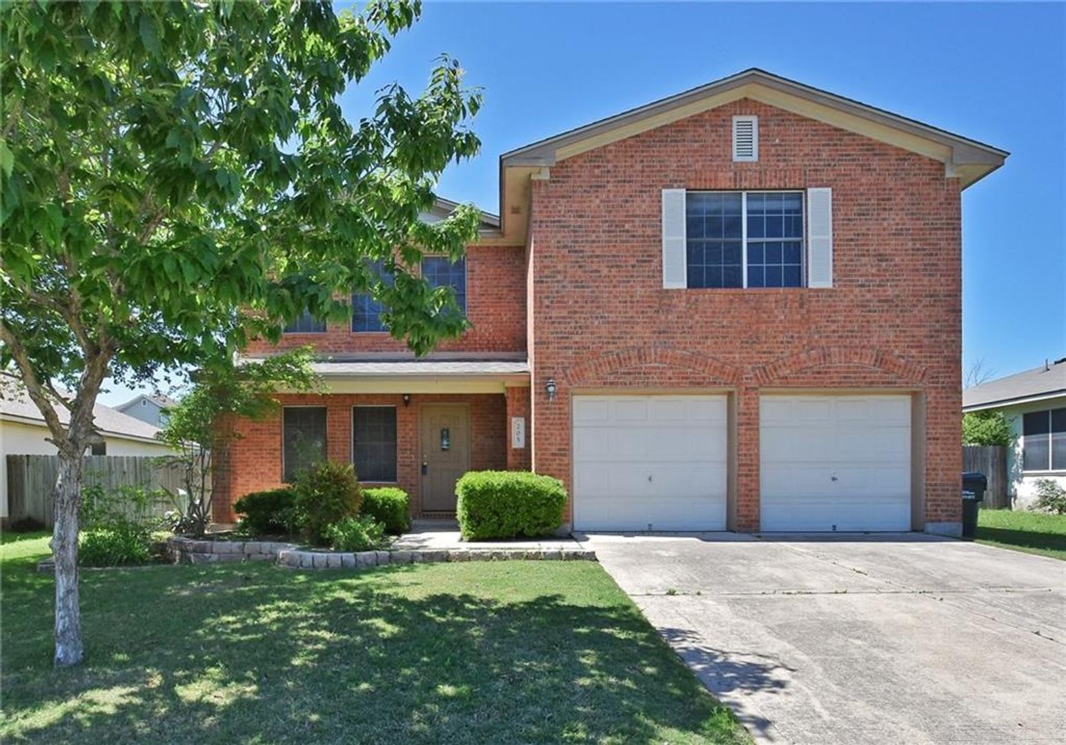 Large 4 Bedroom Home Near Major Conveniences – photo 1