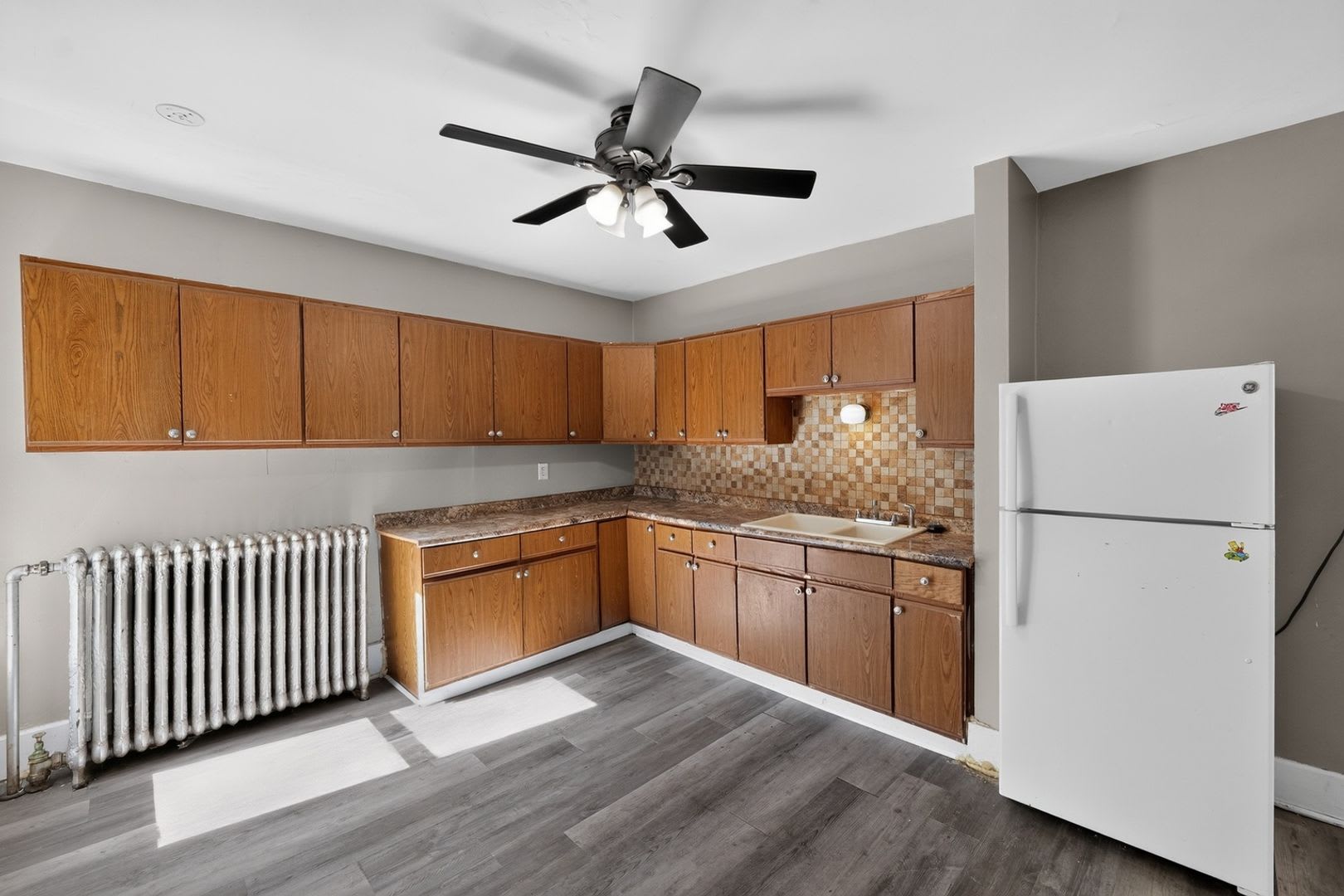 2 Bedroom Upper Unit Across from Rose Park – photo 3