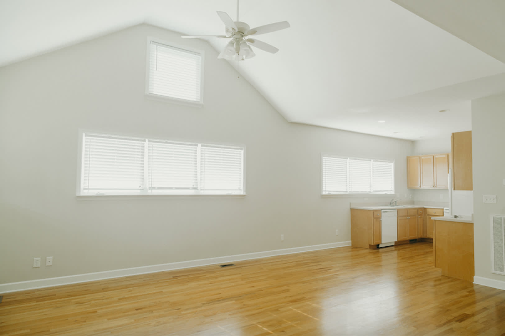 3 Bedroom 2 Bath Home Near St Elmo – photo 2