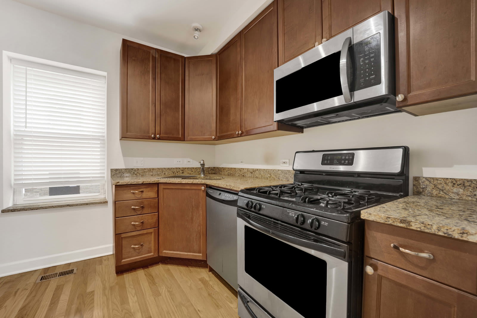 1156 West Cornelia Avenue – photo 5