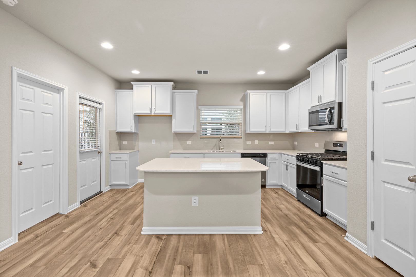 Beautiful 4Bd 3 5Ba Home Upstairs Bonus Room Faces Greenbelt In South Austin – photo 5