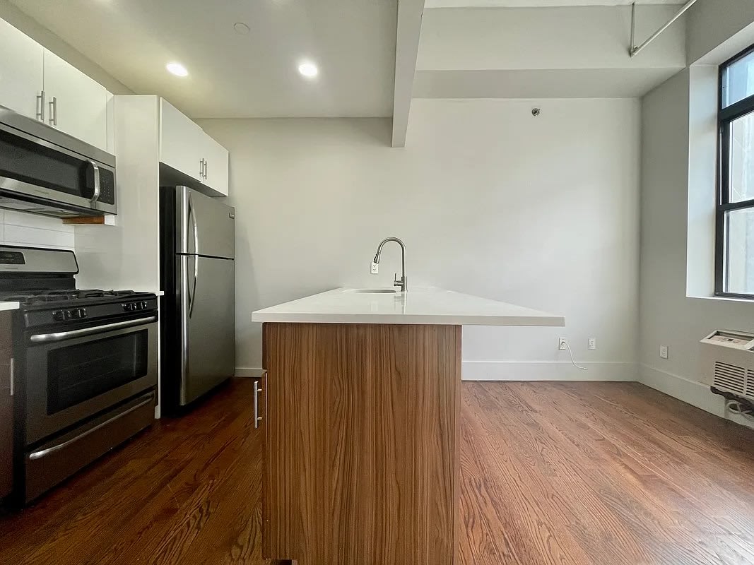 715 Clinton St – photo 3