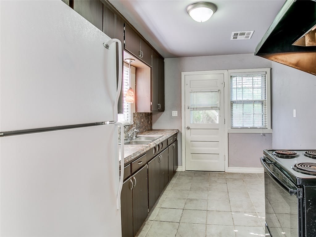 Cute 2 Bed 1 Bath 1 Car Garage – photo 5