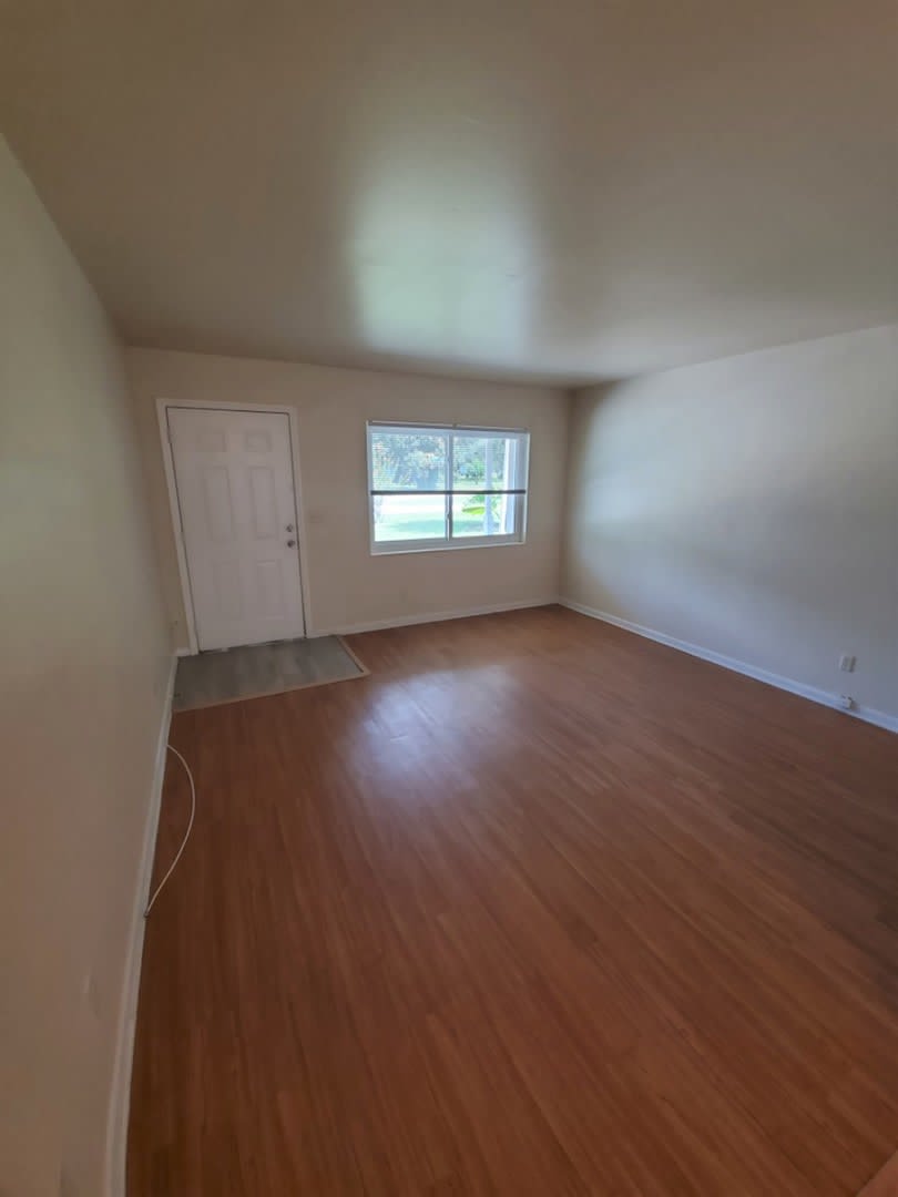Spacious 2 1 Duplex On Gospel Island – photo 2