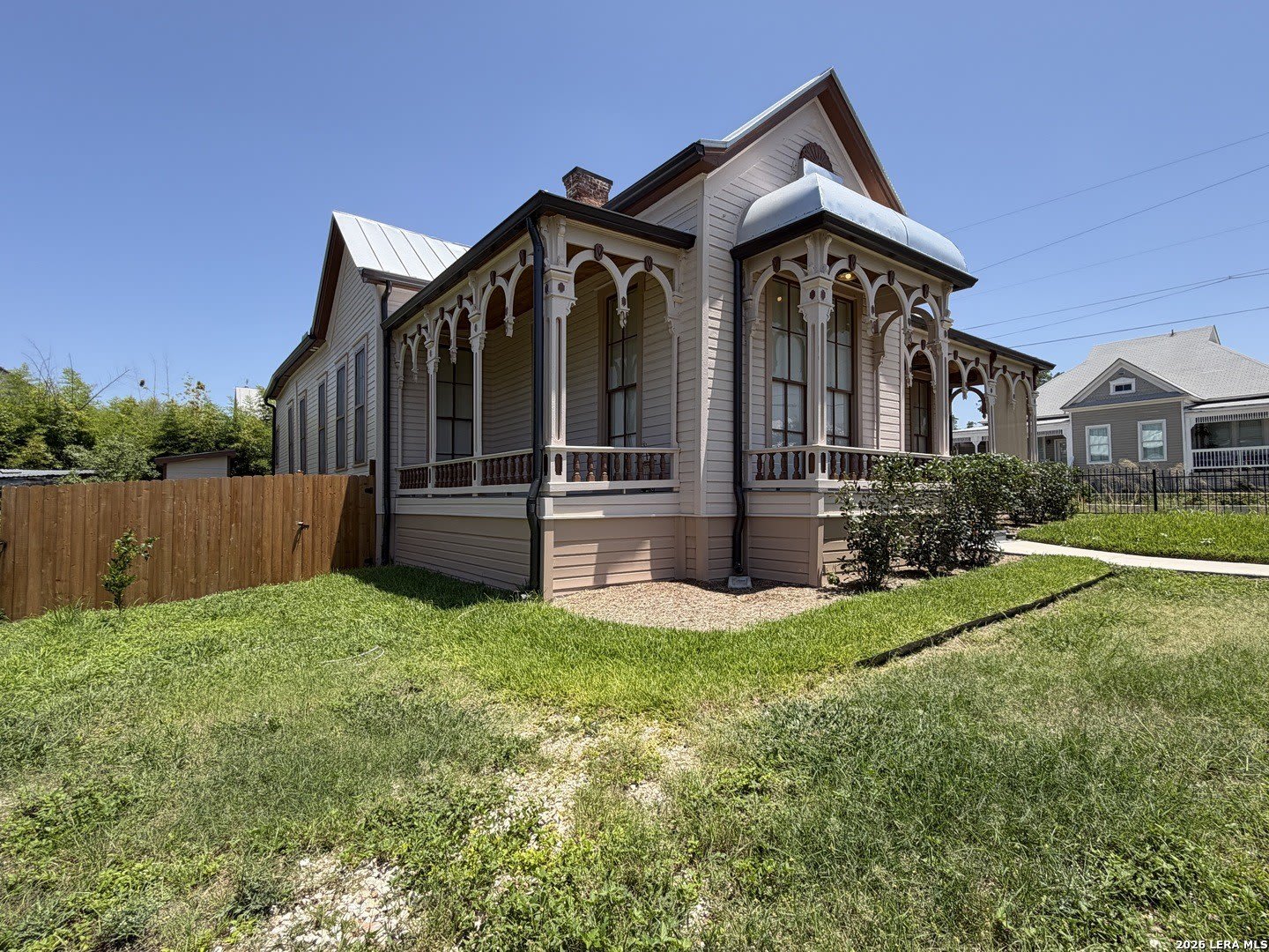 1133 E CROCKETT ST – photo 3