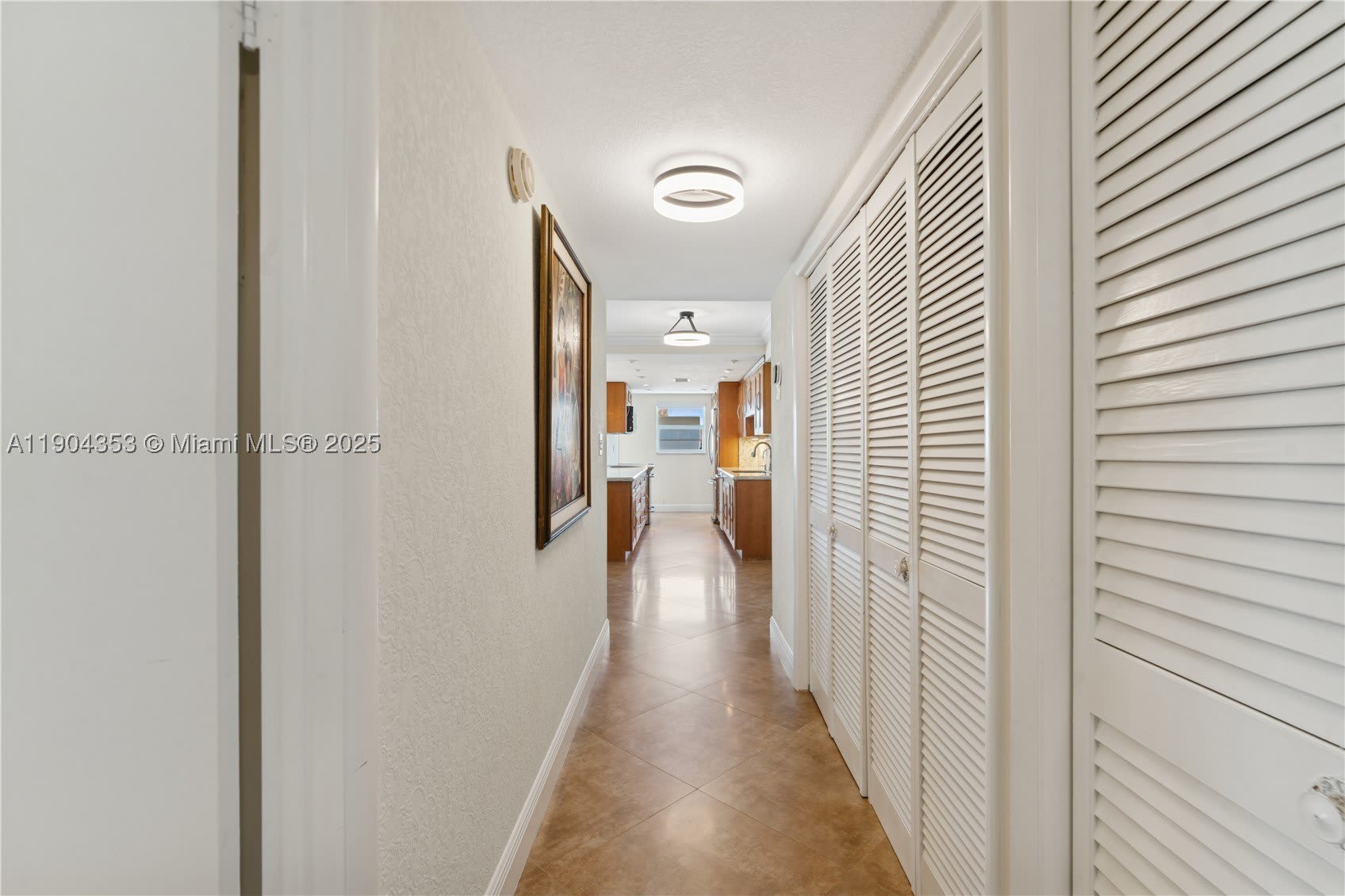 1160 Hillsboro Mile – photo 5
