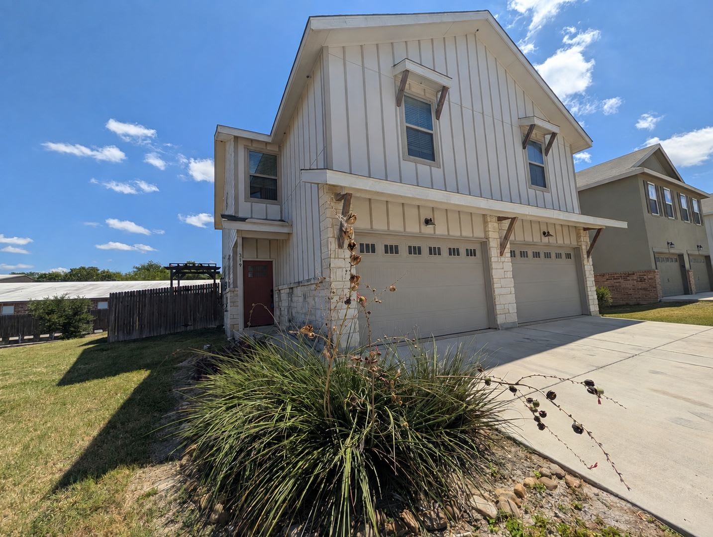 3/2.5/1.5 Duplex /Easy access to I-35 / Fridge, Washer, Dryer / Fenced in yard / NBISD – photo 2