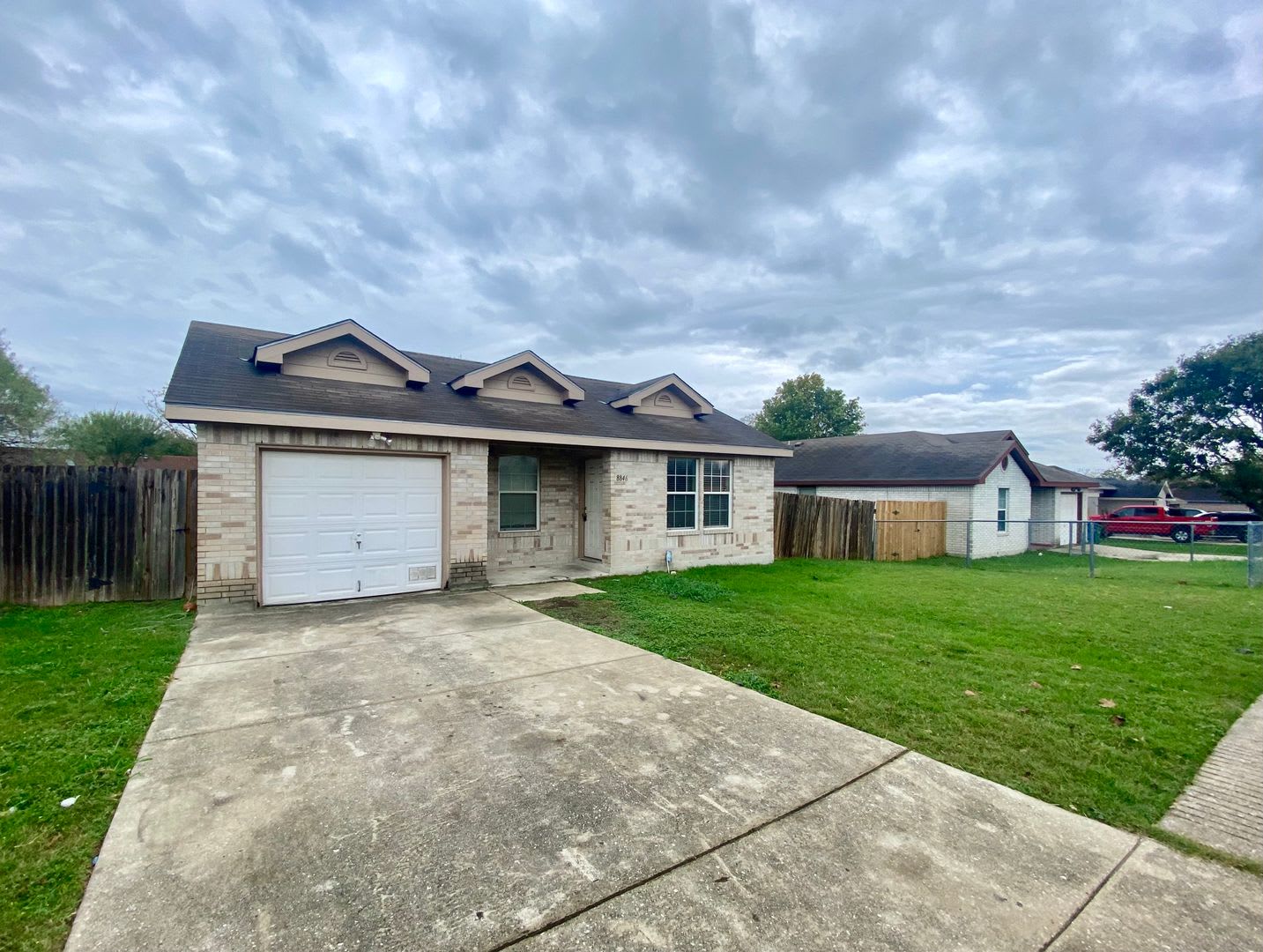 3 BEDROOM 2 BATH W/1 CAR GARAGE AVAILABLE NOW! NEAR LACKLAND AFB! – photo 2