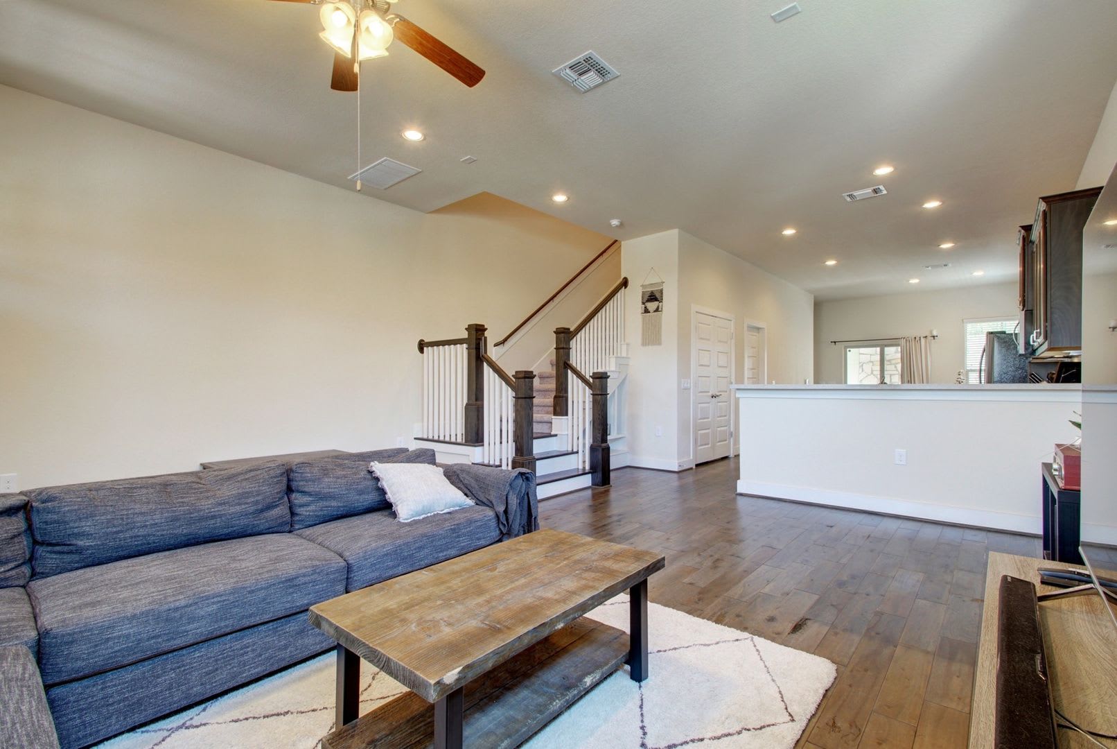 Beautiful 4 bedroom/2.5 bath, available early August! – photo 1