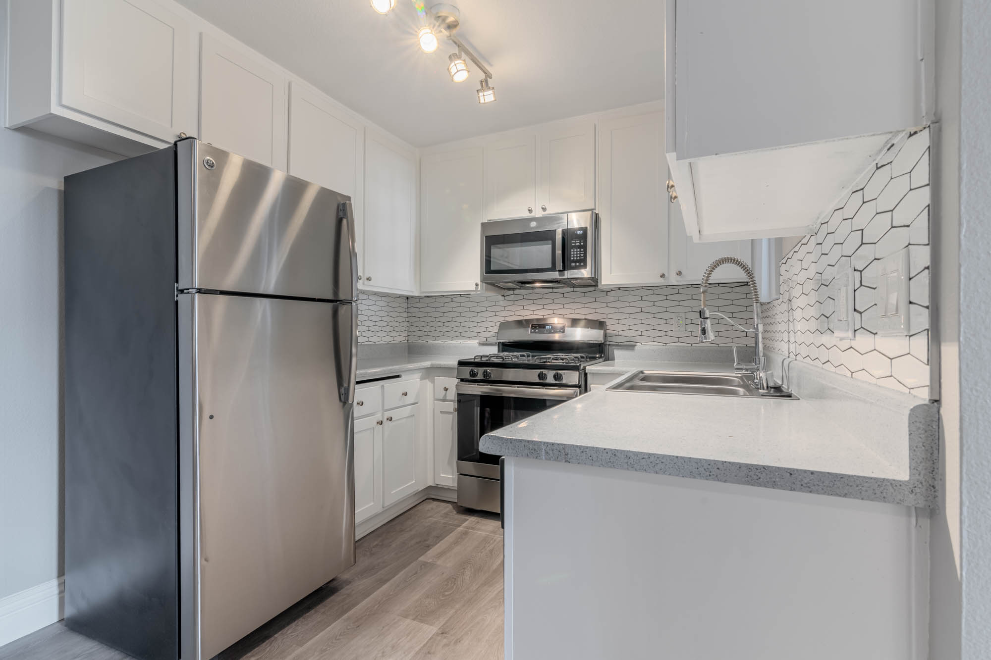 Shoreline Apartments – photo 1