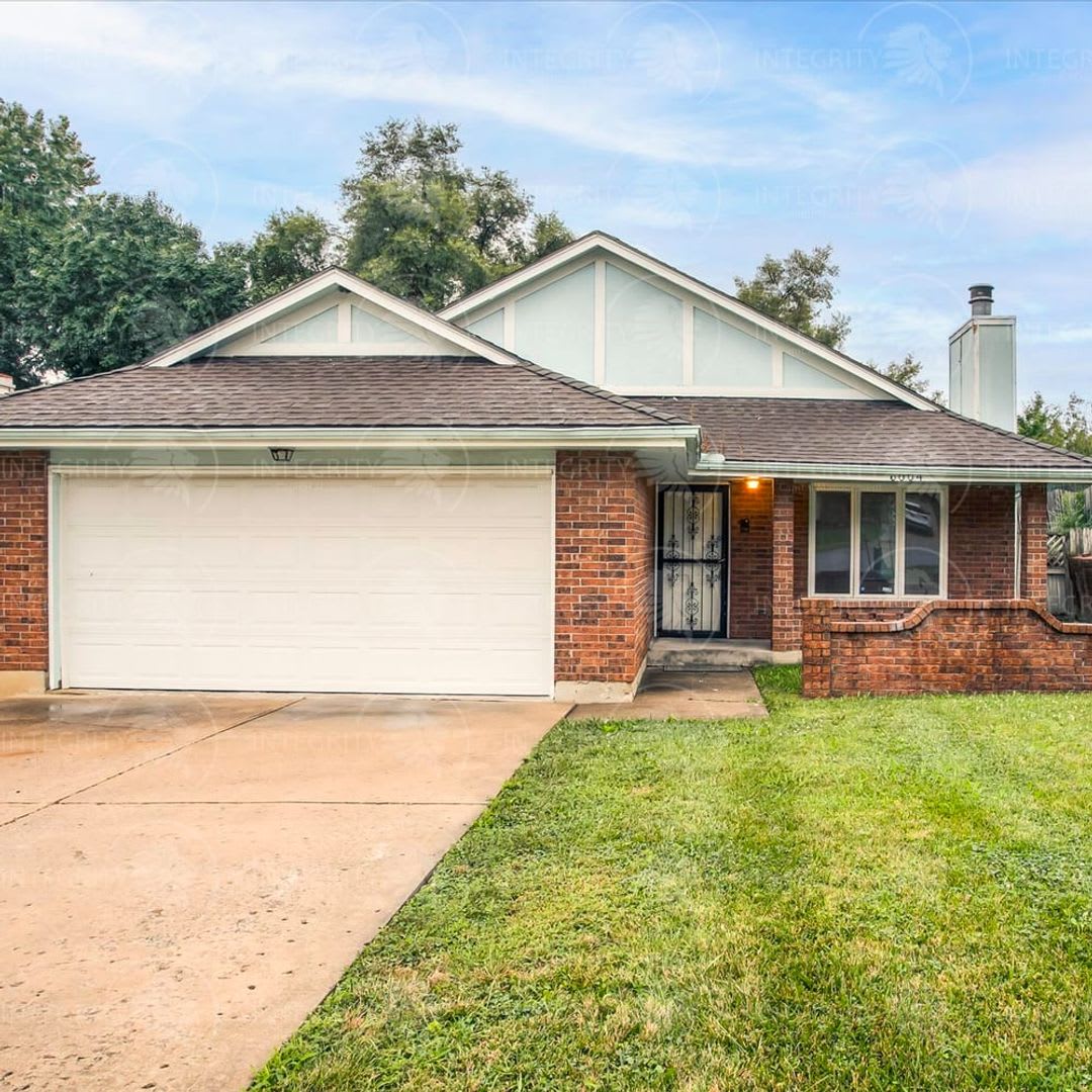 **COMING SOON!!!!!!!Charming 3 Bedroom, 2 Bathroom Home for Lease** – photo 2