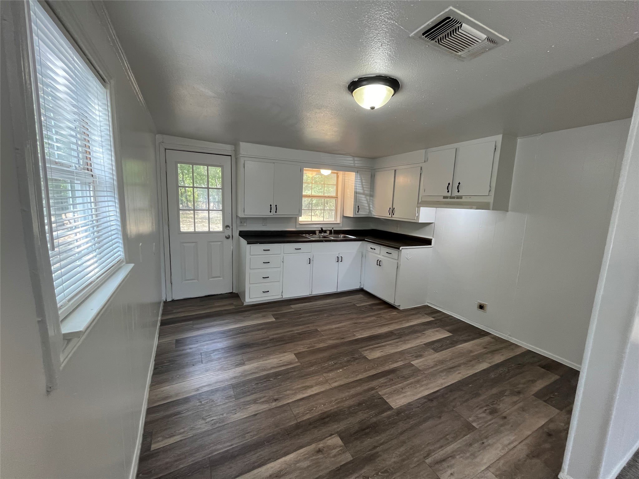 208 E First Street – photo 3