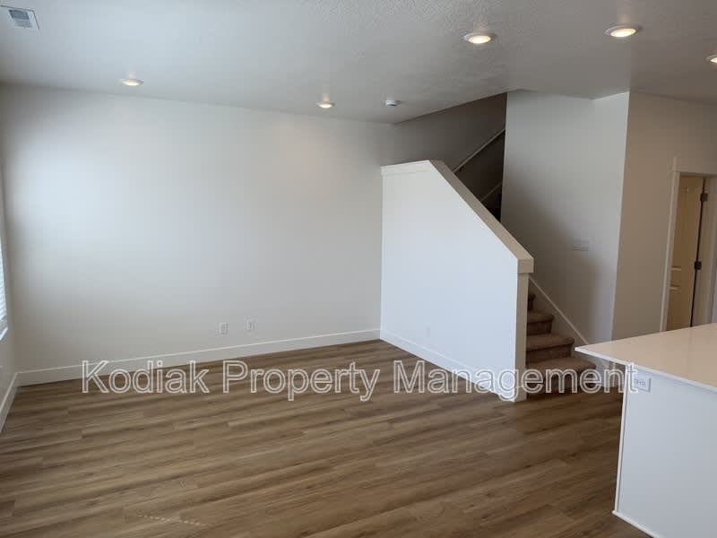 229 W 925 N – photo 5