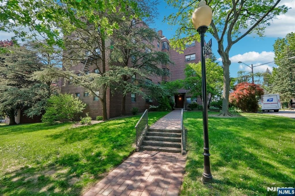 3031 Edwin Avenue – photo 2