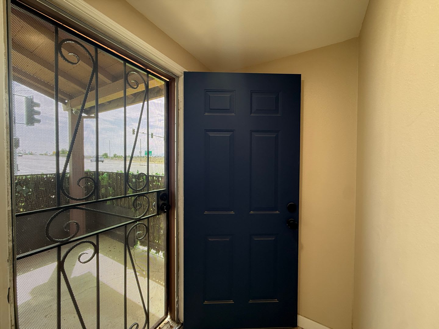 2 Story Condo Available! 2 bedroom + 2.5 Bathrooms – photo 4
