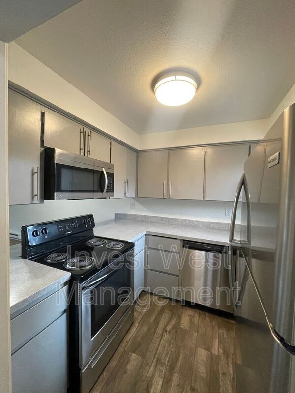 1960 33 Avenue – photo 4