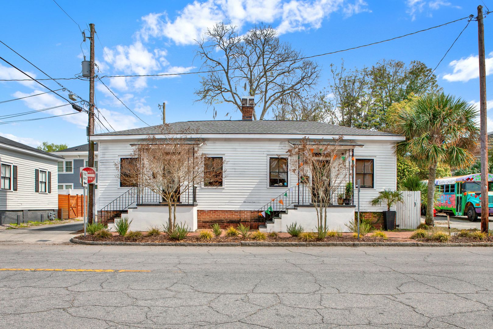 Charming Railroad-Style Townhouse Near Forsyth Park & Starland – photo 3