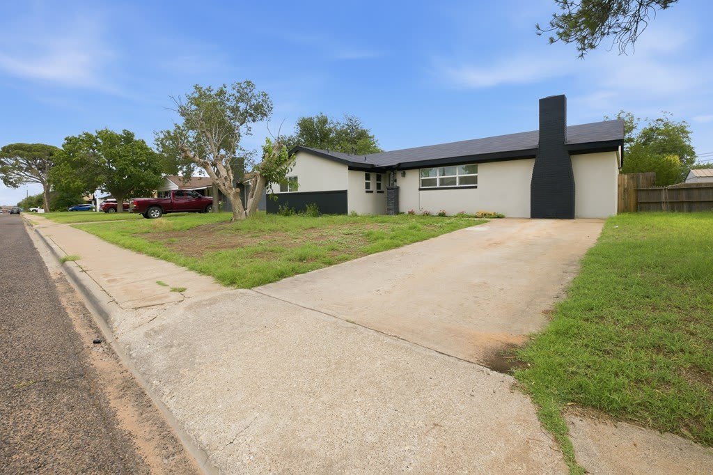 2706 E 11th St – photo 2