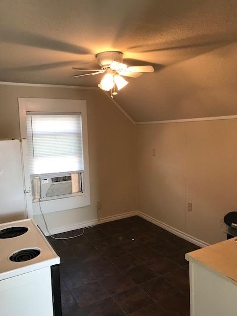 1 Bedroom Garage Apartment On Austin Avenue – photo 5