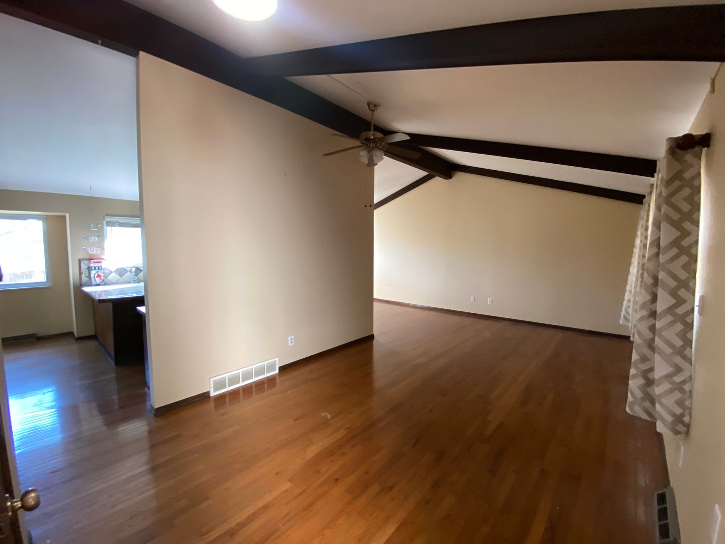 Spacious 4-Bed Rental in Aurora Featuring High Ceilings and Large Yard – photo 4