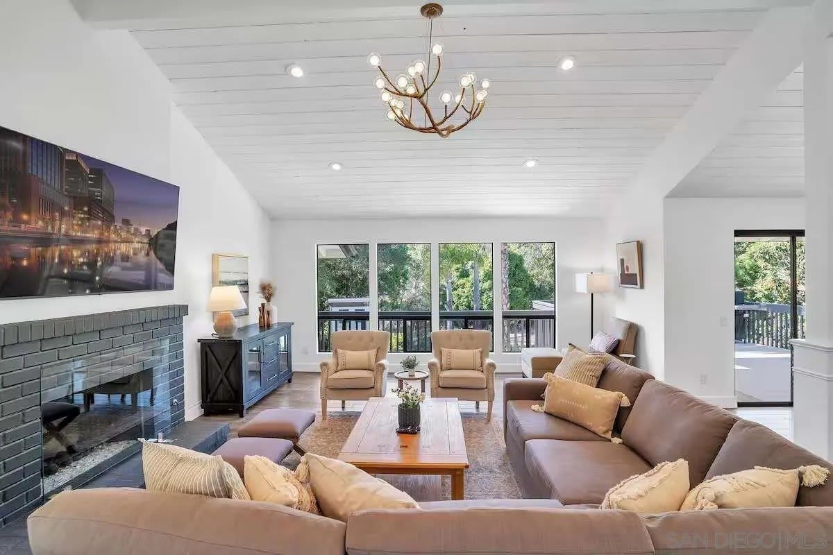 3550 Laketree Dr – photo 2
