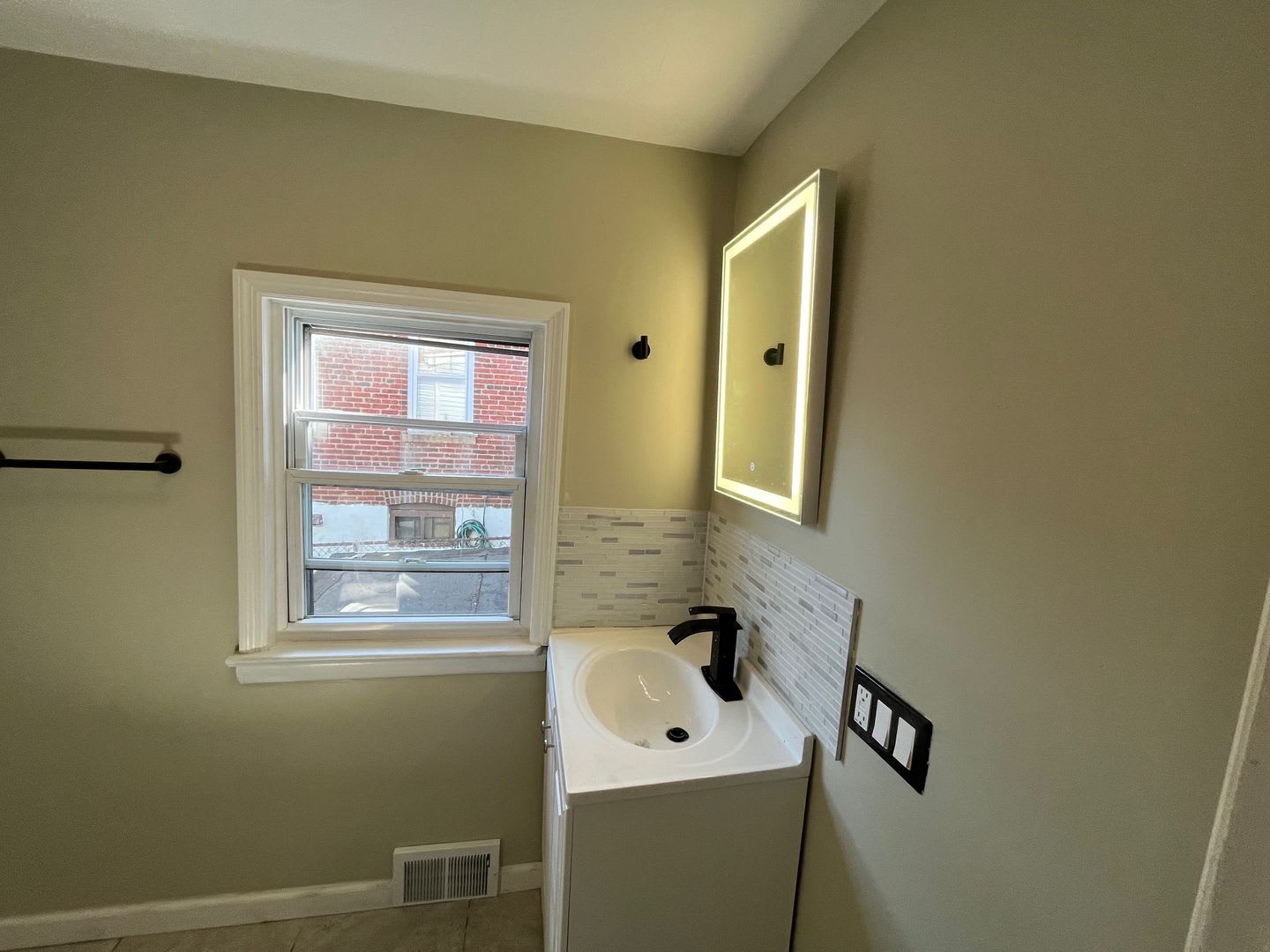 Ohio Ave, Trenton, NJ well-maintained 3-bedroom, 1-bath home – photo 3