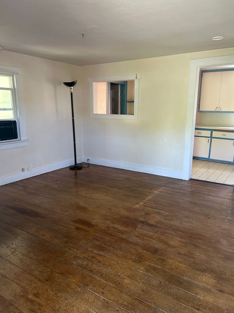 Charming 2 Bedroom Home With Spacious Yard – photo 4
