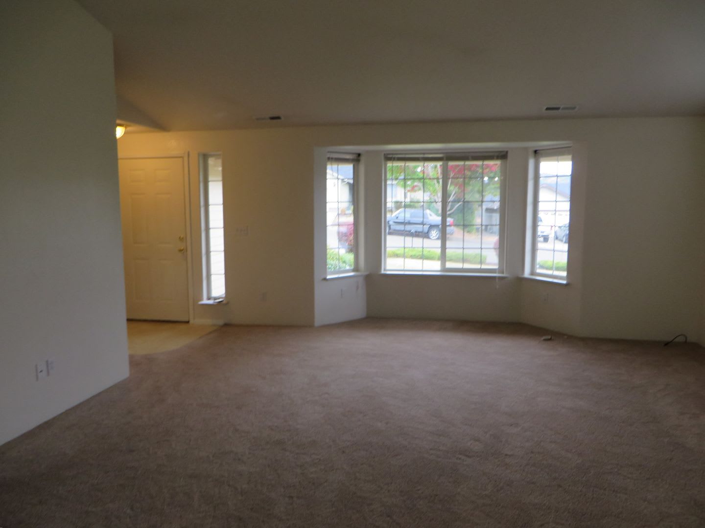 Nice 3 Bedroom Home in Green! – photo 2