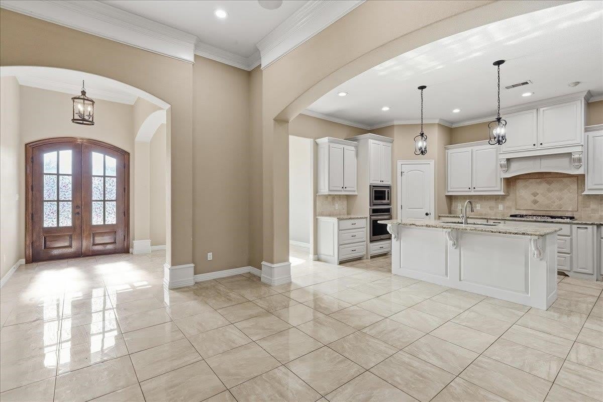 160 Colonial Estates Drive – photo 2
