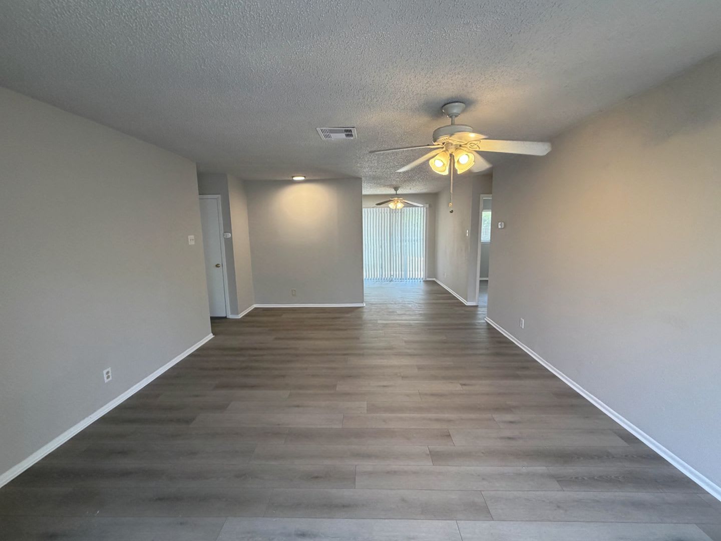 Available Now Well Maintained Single Story Home Featuring 3 Bedrooms 2 Full Bathrooms And 1 038 Square Feet In North East Isd – photo 2