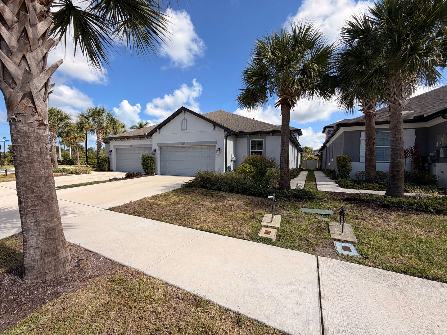 Open And Bright 2 2 Plus A Den With 2 Car Garage – photo 2