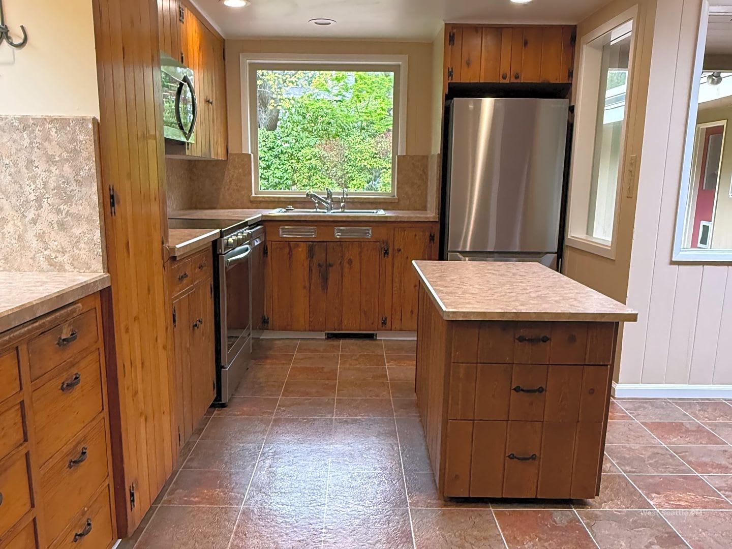 6BR Classic Mid-Century Medina Home w/ Yard Service Included! – photo 3