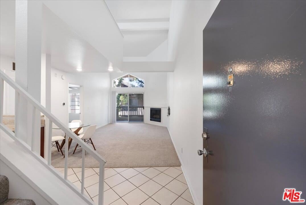 5530 Owensmouth Ave – photo 1