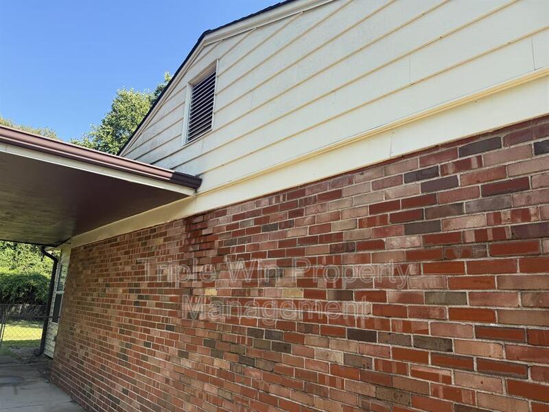 1570 MENDELL DR – photo 2