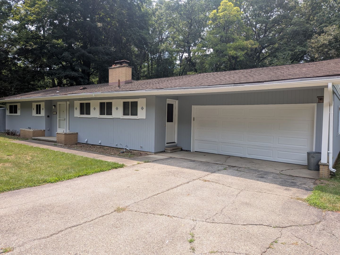 Available now! Inviting ranch situated in desirable North Ann Arbor – photo 1