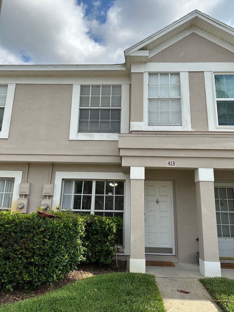 Beautiful Townhome in a gated community with assigned parking spots and a community pool – photo 1