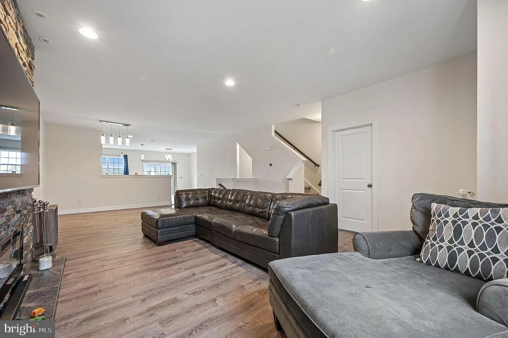 Spacious 3Br 3 5 Bath Townhome Pet Friendly Finished Basement With Full Bathroom Spacious Kitchen Stone Fireplace And 2 Decks – photo 5