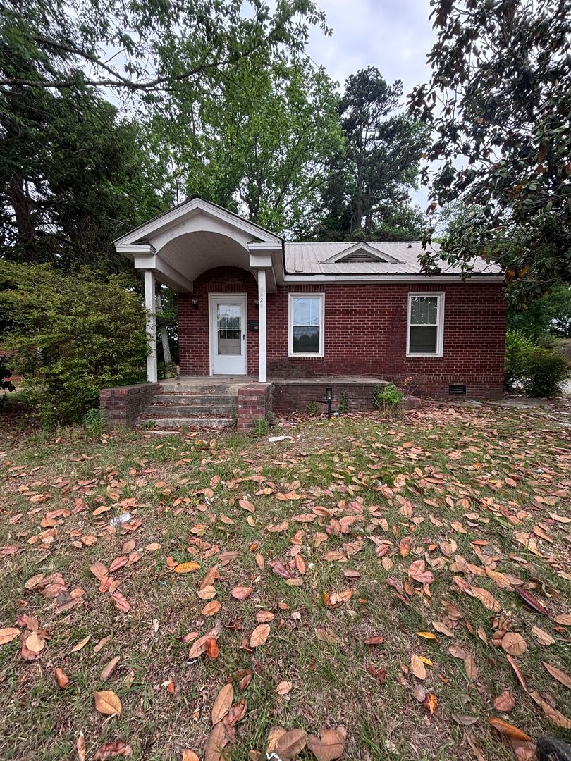 Discover This Three Bedroom One Bath Single Family Home In East Charlotte 500 Off The First Full Month – photo 1