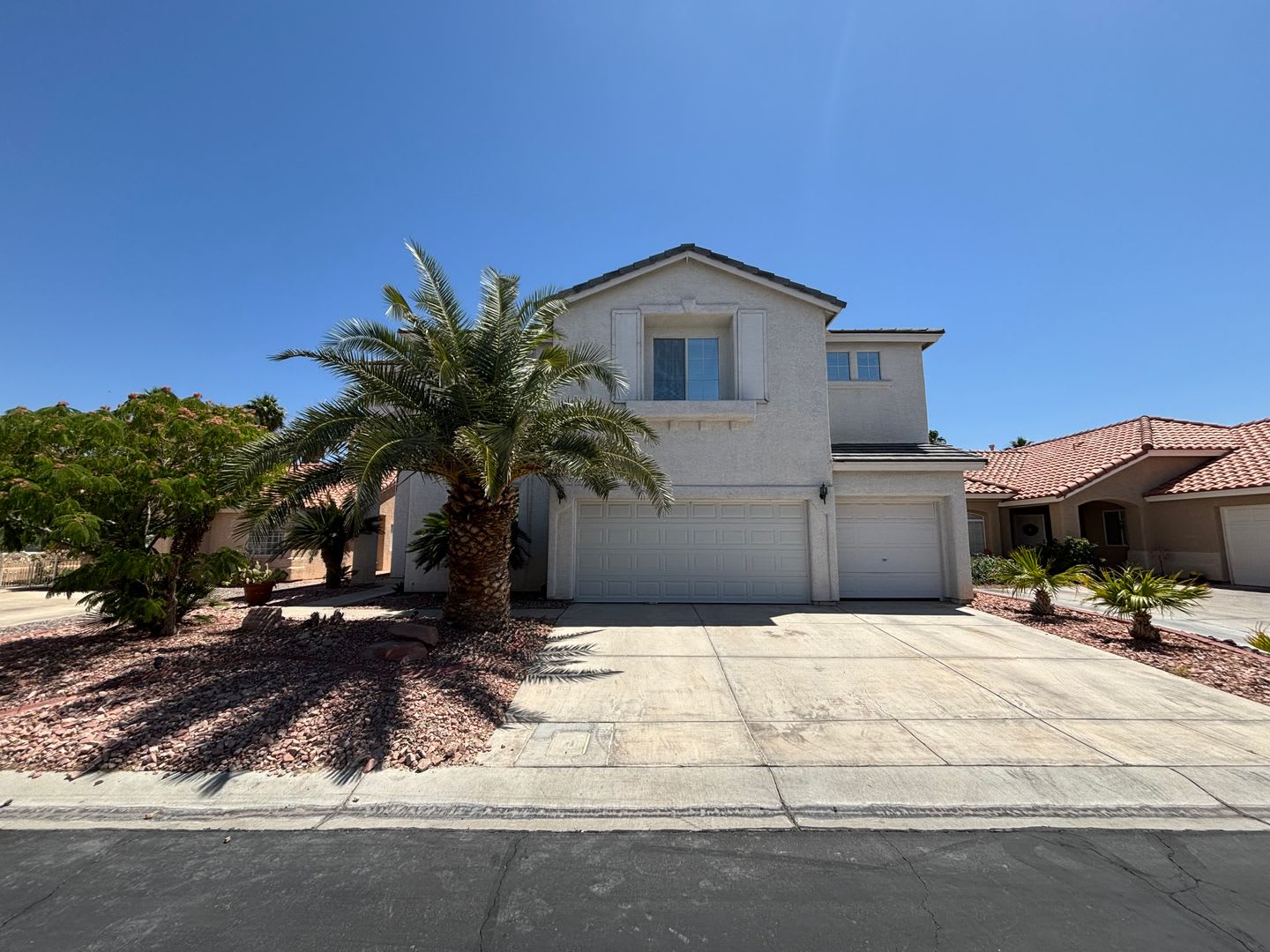 Elegant 4Bed/5Bath/3Car gated residence located near Silverado Ranch – photo 2