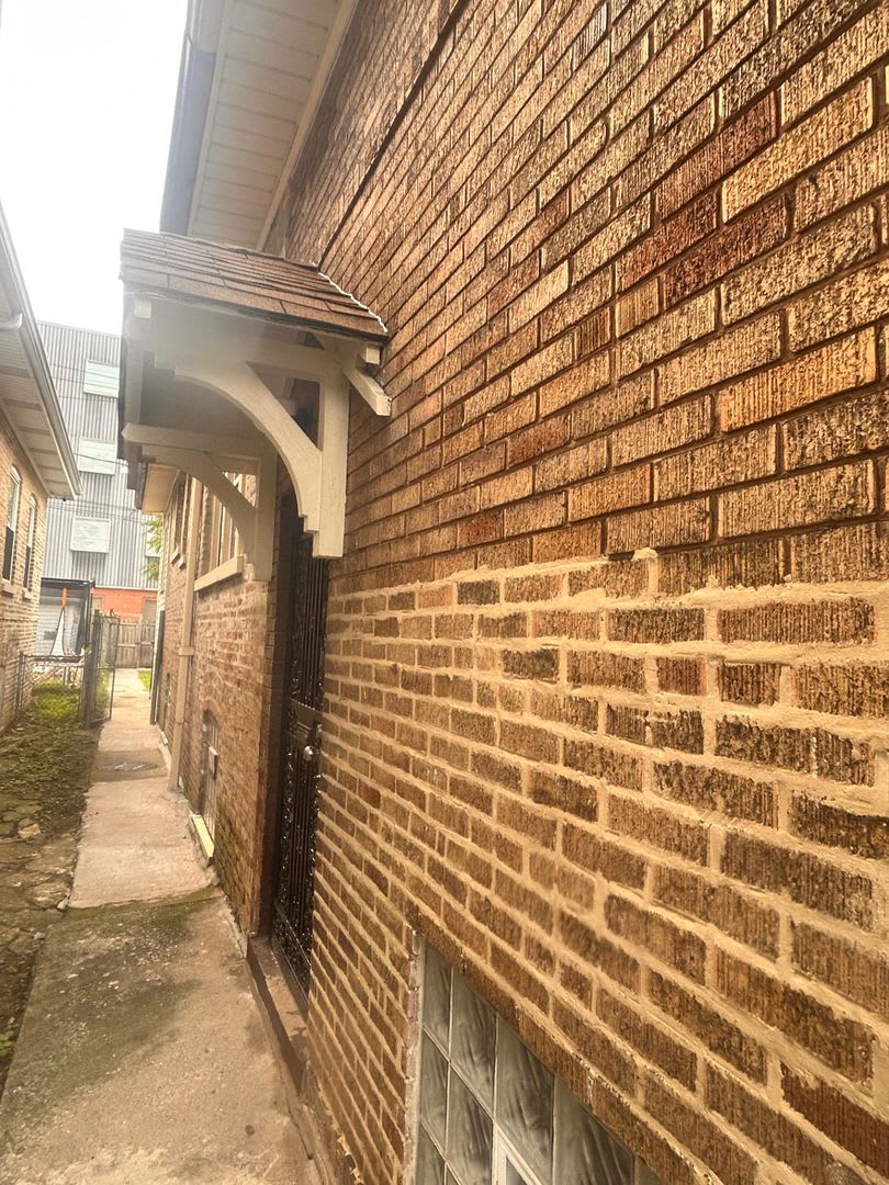 Spacious 4-Bedroom Brick Bungalow with Bonus Room – photo 2