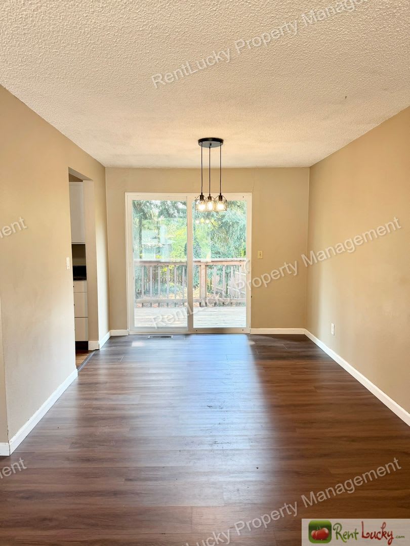 FANTASTIC 4 Bedroom, 2 Bath House in Federal Way with Large Backyard! – photo 5