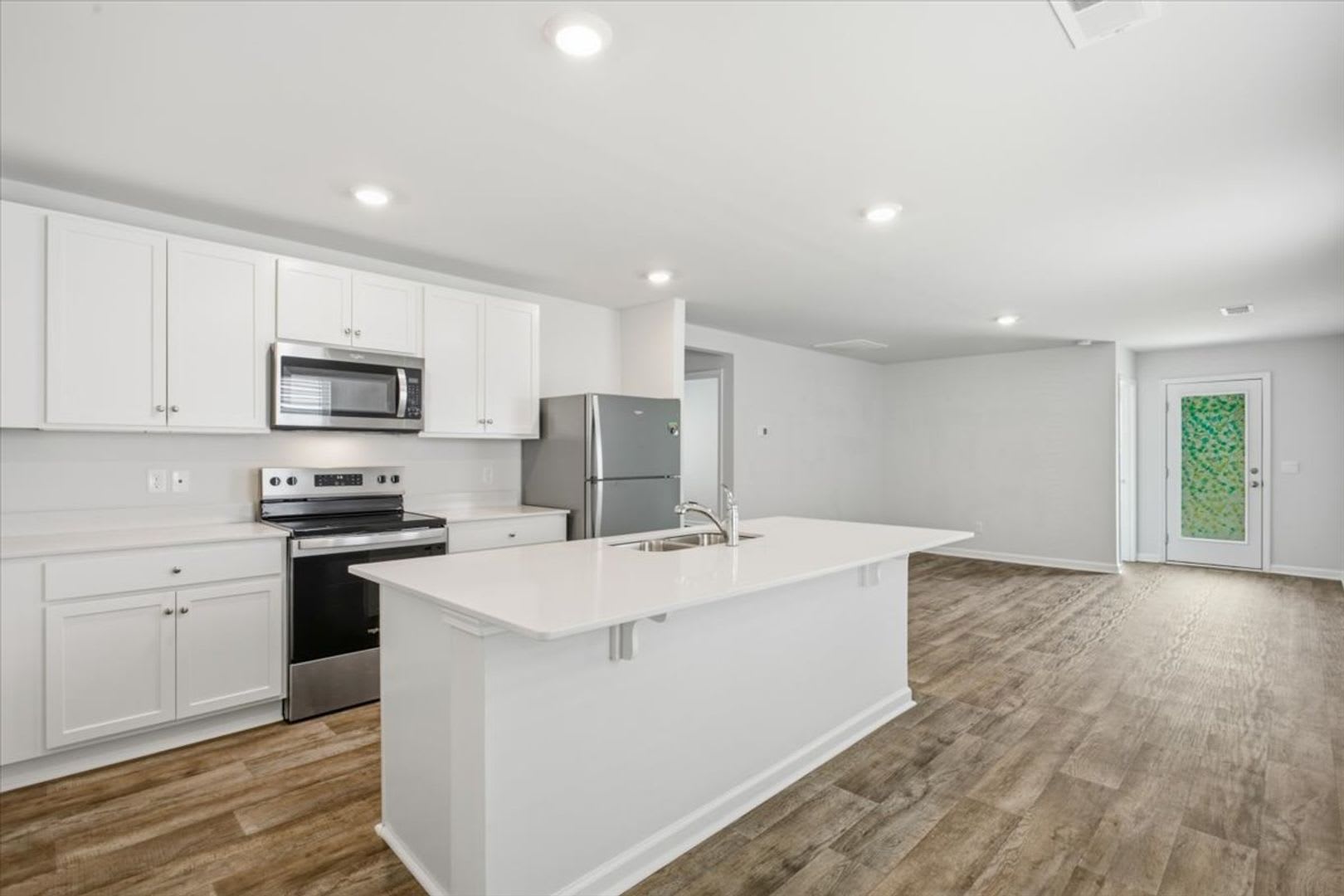3 Bedrooms 2 Bathrooms 2 Car Garage Pet Friendly – photo 2